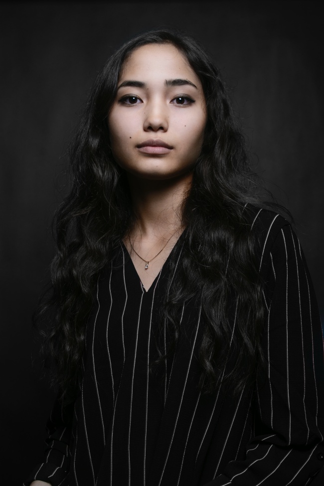 香烟烟雾中的女人